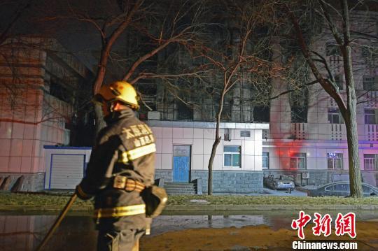 消防员在事故现场灭火。　武俊杰 摄