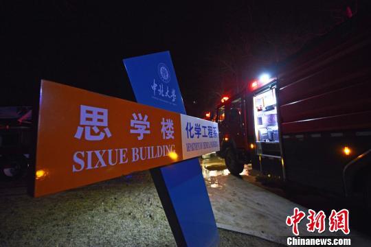 消防车在事发现场。　武俊杰 摄